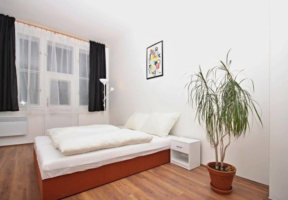 Jezerka Apartments Прага Экстерьер фото