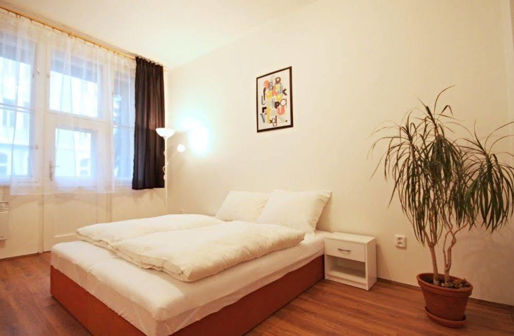 Jezerka Apartments Прага Экстерьер фото